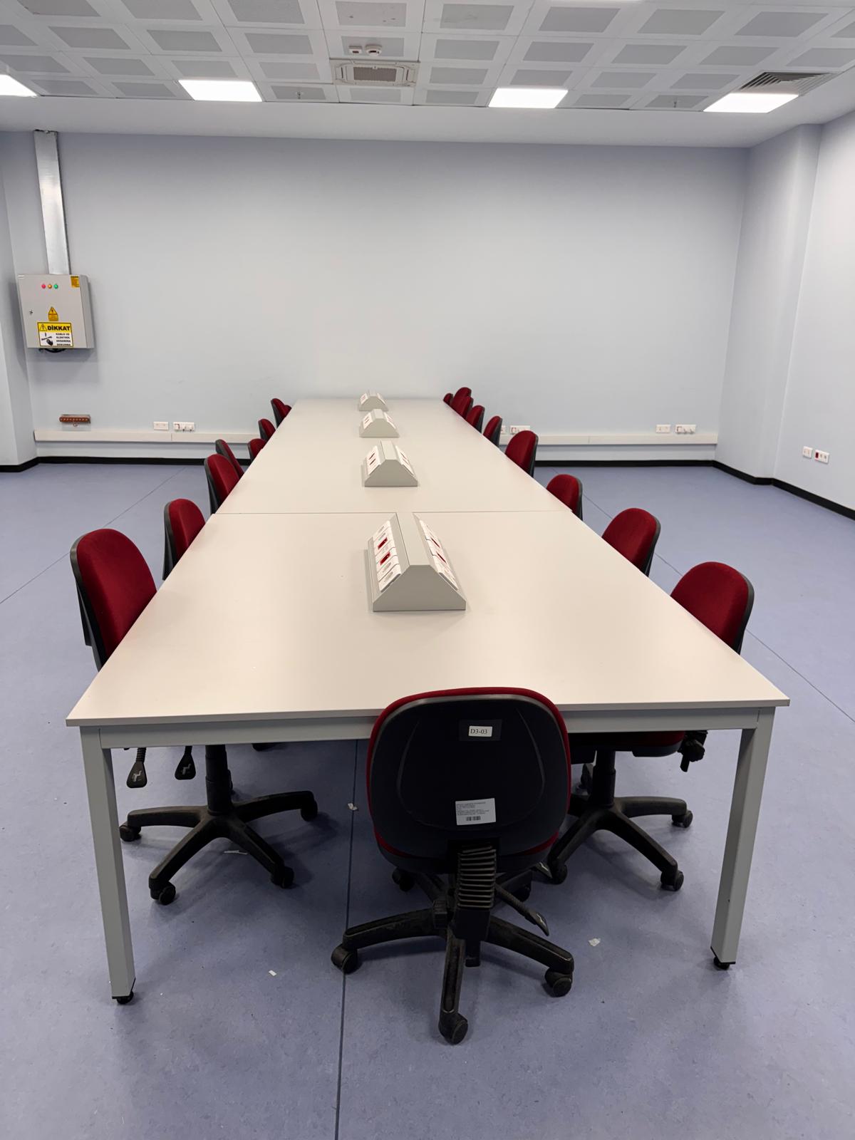 Karabük Üniversitesi Bilgisayar ve Bilişim Bilimleri Fakültesi Serbest Çalışma Laboratuvarı genel görünümü