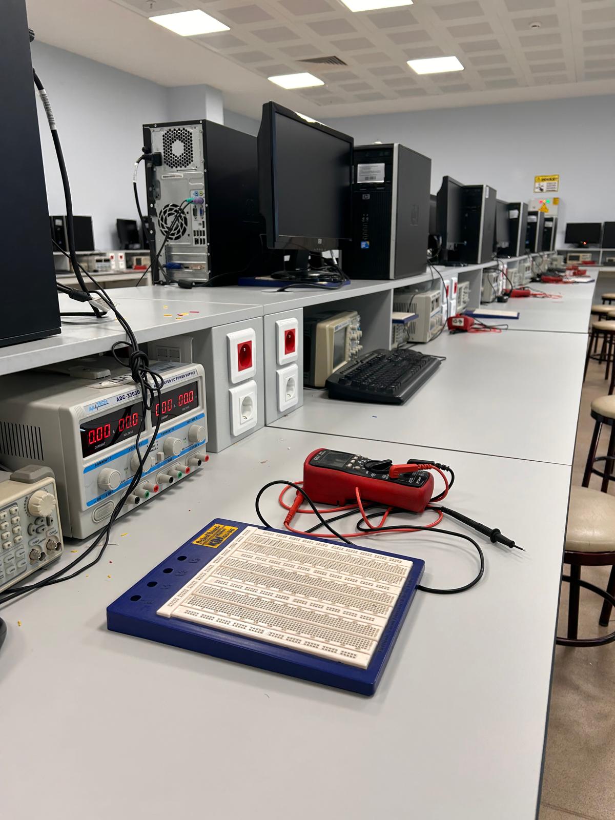 Karabük Üniversitesi Bilgisayar ve Bilişim Bilimleri Fakültesi Sayısal Sistemler ve Mantık Devreleri Laboratuvarı ekipman görüntüsü