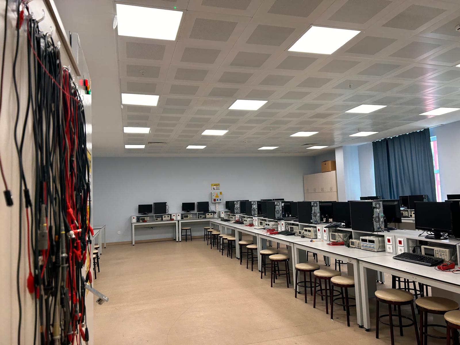 Karabük Üniversitesi Bilgisayar ve Bilişim Bilimleri Fakültesi Sayısal Sistemler Laboratuvarı çalışma alanı