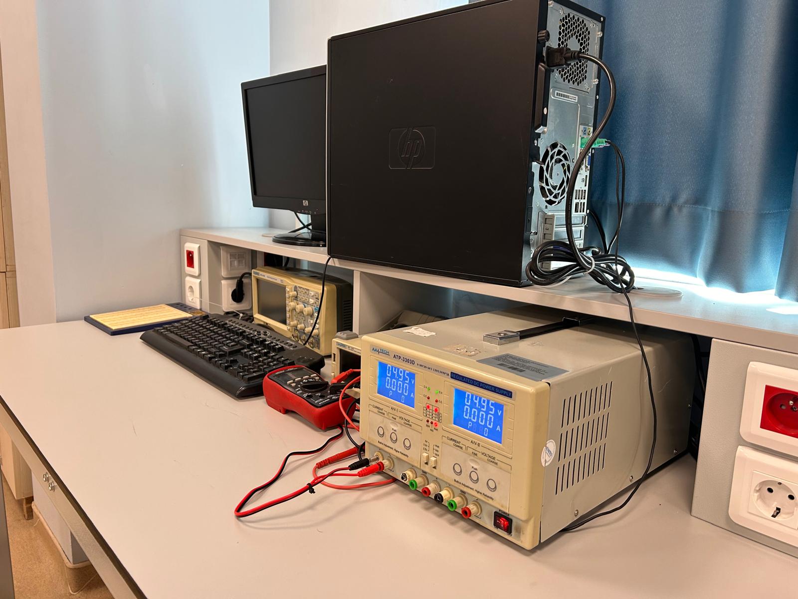 Karabük Üniversitesi Bilgisayar ve Bilişim Bilimleri Fakültesi Mantık Devreleri Laboratuvarı genel görünümü