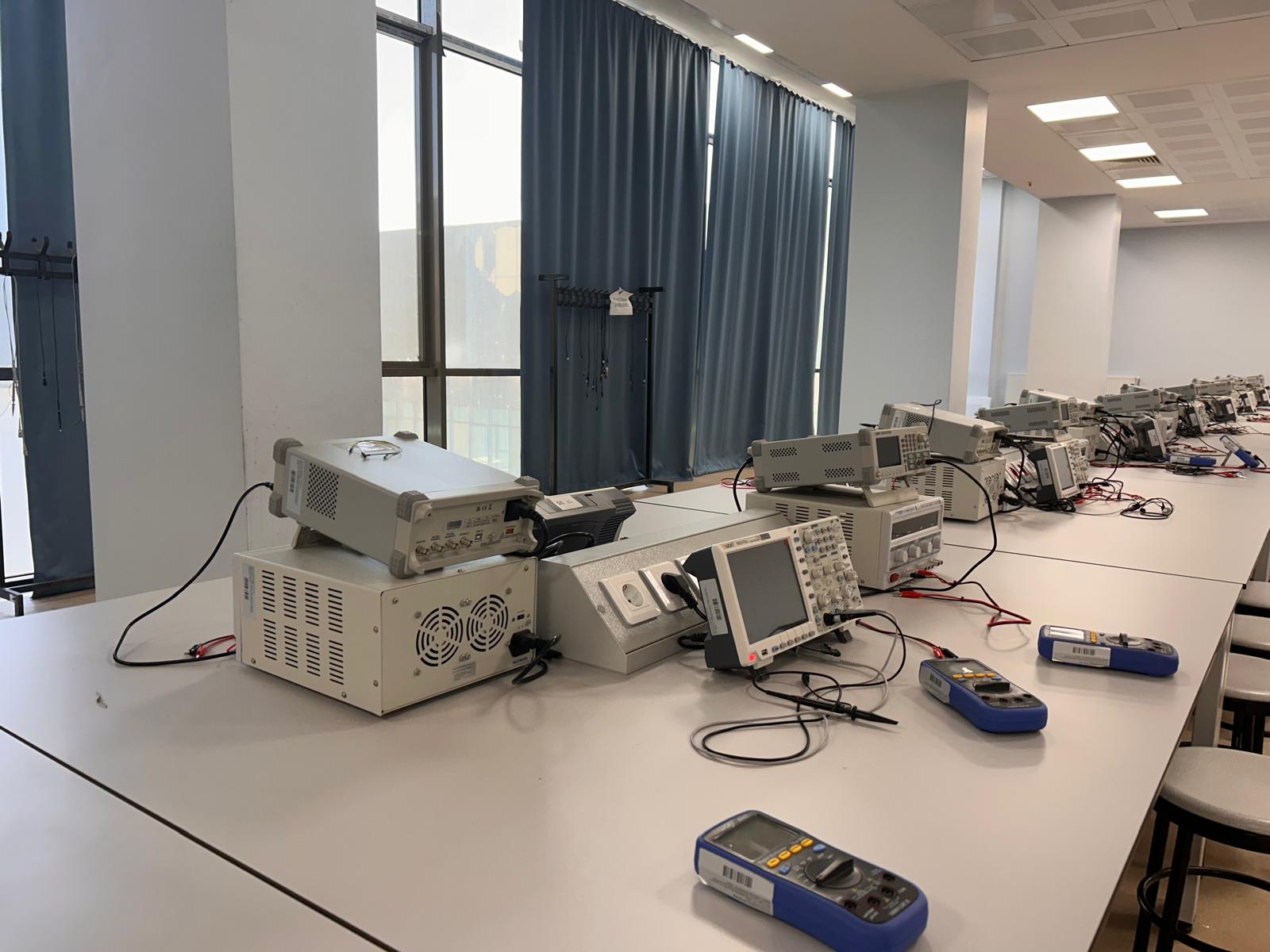 Karabük Üniversitesi Bilgisayar ve Bilişim Bilimleri Fakültesi - Temel Elektronik Laboratuvarı devre panosu Karabük Üniversitesi Bilgisayar ve Bilişim Bilimleri Fakültesi Temel Elektronik Laboratuvarı devre panosu