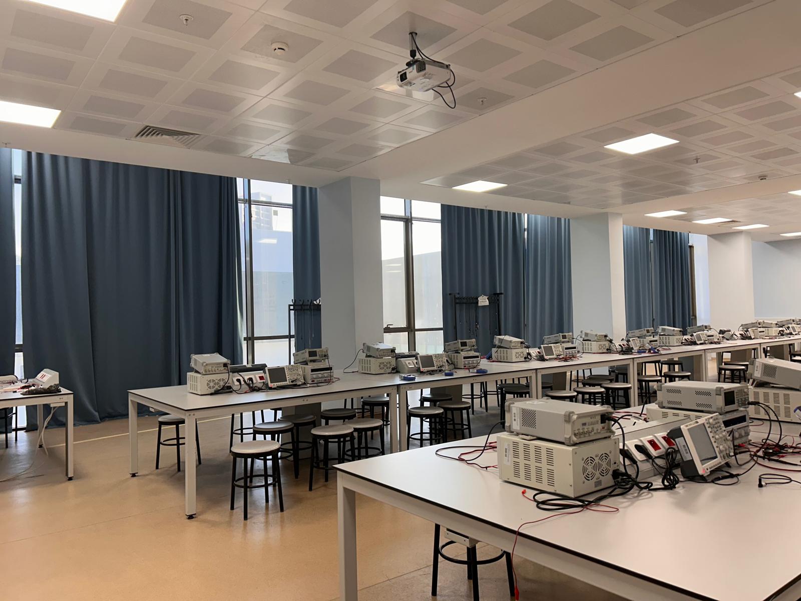 Karabük Üniversitesi Bilgisayar ve Bilişim Bilimleri Fakültesi Temel Elektronik Laboratuvarı öğrenci çalışma alanı