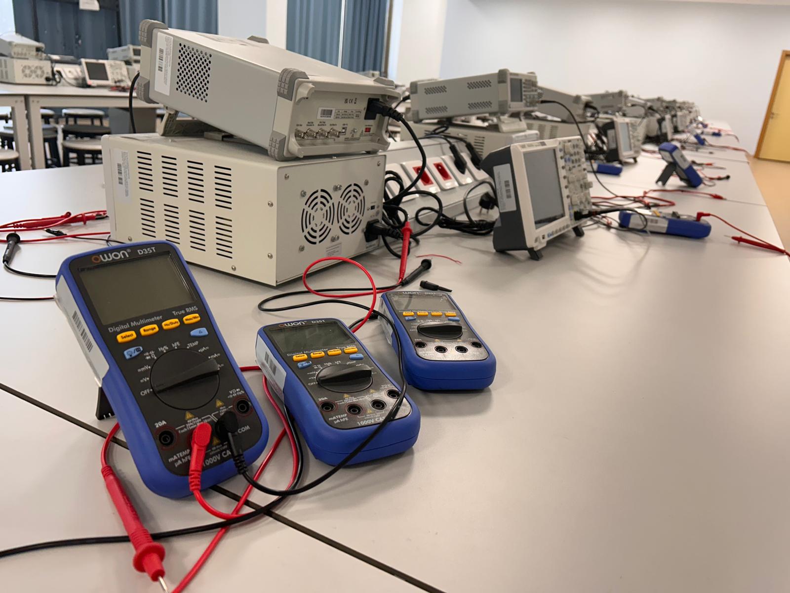 Karabük Üniversitesi Bilgisayar ve Bilişim Bilimleri Fakültesi Temel Elektronik Laboratuvarı genel görünümü